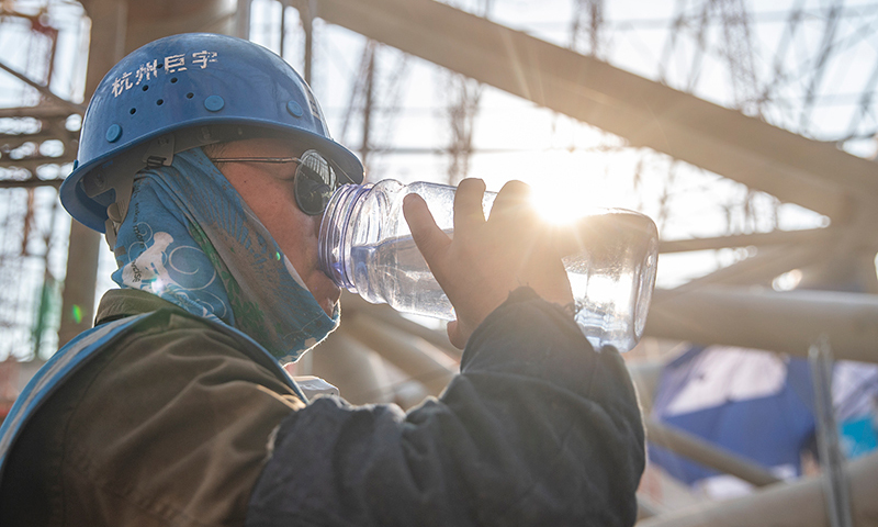 圖為中建八局施工人員在重慶龍興足球場施工間隙補充水分。新華社記者 黃偉 攝