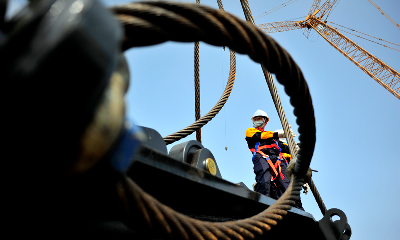 據介紹，由中國海油海油工程建造事業部承建的加拿大LNG項目，總計35個模塊，總重約17余萬噸。圖為組對作業現場，一名作業人員正在實時指揮，保證作業的安全、高效。