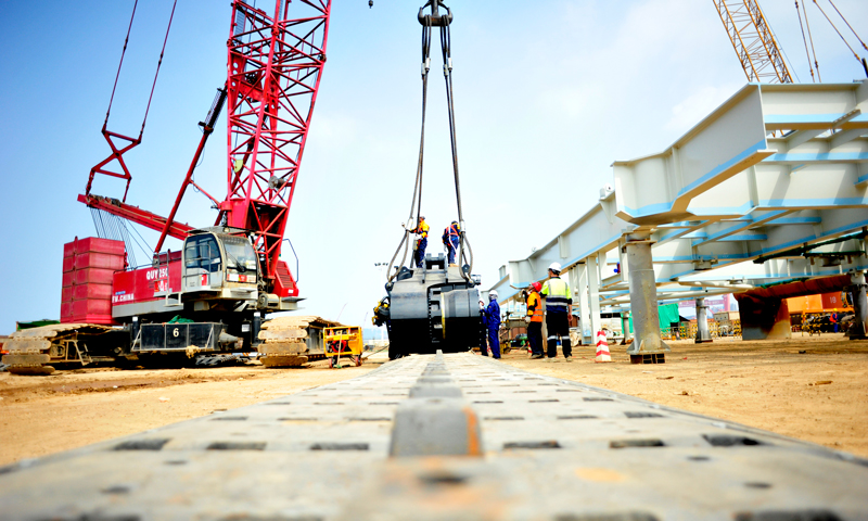 圖為緊張而繁忙的大型“巨無霸”履帶吊組裝作業現場。