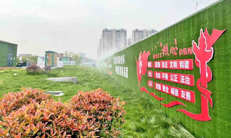 圖為安徽電建一公司南潯國際會展中心項目積極打造綠色施工規范工地，項目部編制并實施項目環境保護方案，細化分解環境保護責任，設置環境保護專責，配備文明施工環境治理施工班組，實現環保管理精細化。