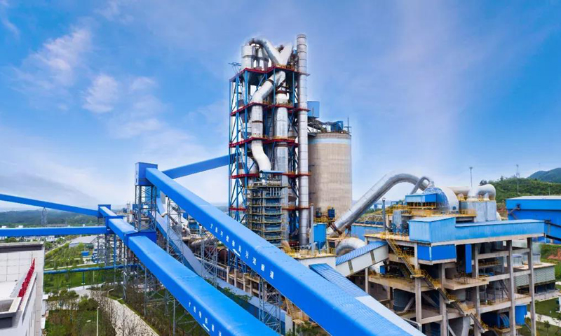 圖為能建水泥作為行業的環保領跑者，累計淘汰落后產能425萬噸，不斷推進環保技術改造，實現粉塵超低排放，有效控制氮氧化物、二氧化硫。