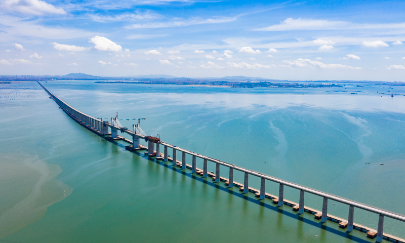 福廈高鐵全長277.42公里，是東南沿海高速鐵路的重要通道，也是我國首條跨海高鐵。線路北起福州市，途經莆田、泉州至廈門、漳州，全線共設7座車站。建成通車后，福州至廈門行車時間將縮短至1個小時以內，廈門、漳州、泉州閩南“金三角”將形成半小時交通圈，對于促進東南沿海城市群快速發展具有重要意義。圖為建設中的福廈高鐵湄洲灣跨海大橋。