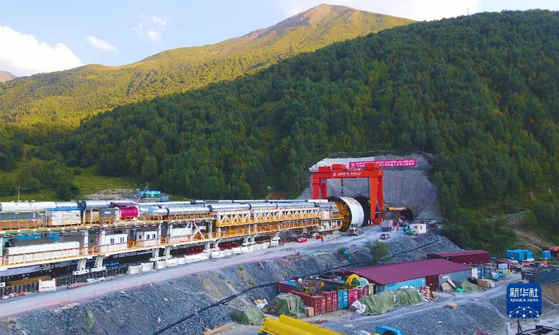 “高加索號”掘進機將主要應用于格魯吉亞南北交通走廊科維謝提至科比段公路隧道的施工，由中鐵隧道局集團和中鐵裝備集團聯合研制，完全采用中國設計、中國標準，由中方獨立制造。圖為9月7日在格魯吉亞古多里組裝過程中的“高加索號”全斷面硬巖掘進機。