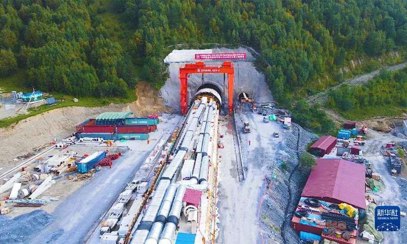 掘進機直徑15.08米，全長182米，總重量3900噸，最大推力2.26萬噸，總功率9900千瓦，是目前全球最大直徑全斷面硬巖掘進機。圖為9月7日在格魯吉亞古多里組裝過程中的“高加索號”全斷面硬巖掘進機。