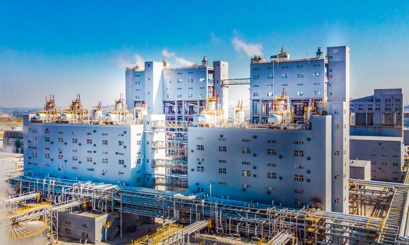 該公司186萬噸/年煤制甲醇項目于2020年12月26日實現(xiàn)氣化爐一次投煤成功，并于12月28日一次打通全流程，用時37小時產(chǎn)出合格MTO級甲醇，創(chuàng)造了國內(nèi)從投料到產(chǎn)出甲醇用時最短的紀(jì)錄。圖為該公司氣化變換裝置。