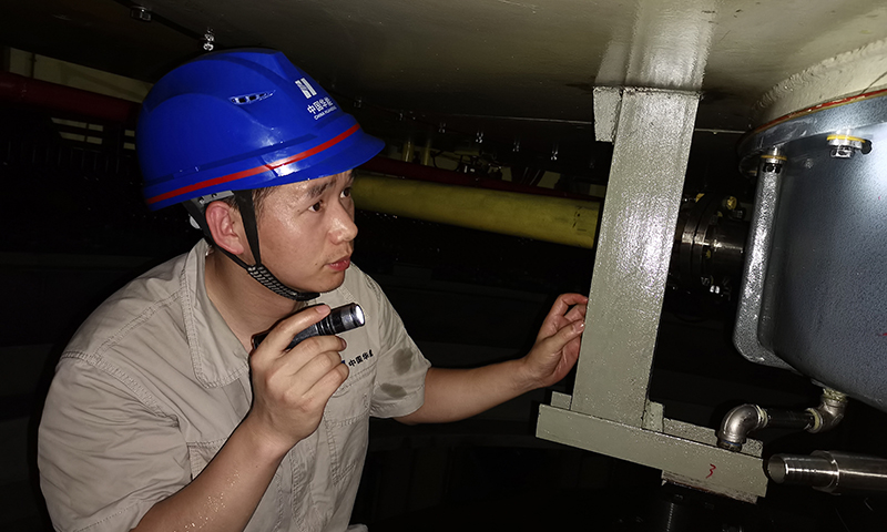 圖為華能小灣水電站檢修人員加強現場設備巡檢。