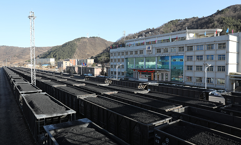 圖為華亭煤業公司全力以赴做好煤炭發運工作。