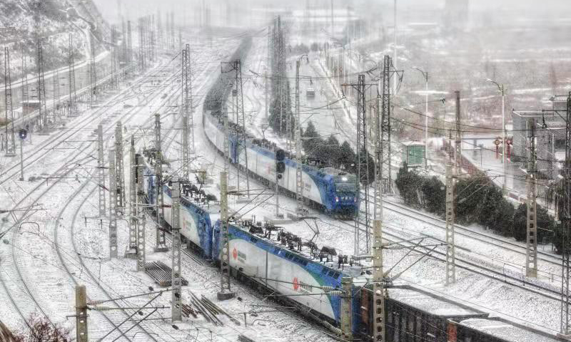 近日，國家能源集團包神鐵路集團將學習貫徹黨的十九屆六中全會精神成果轉化為煤炭保供的動力，煤炭運輸持續高位運行，最高單日裝車243列，運量達101萬噸以上，單日萬噸編組達100組以上，最大限度保障了電煤供應。圖為“神8”3+0萬噸和“神12”1+1萬噸疾馳在鐵路線上。