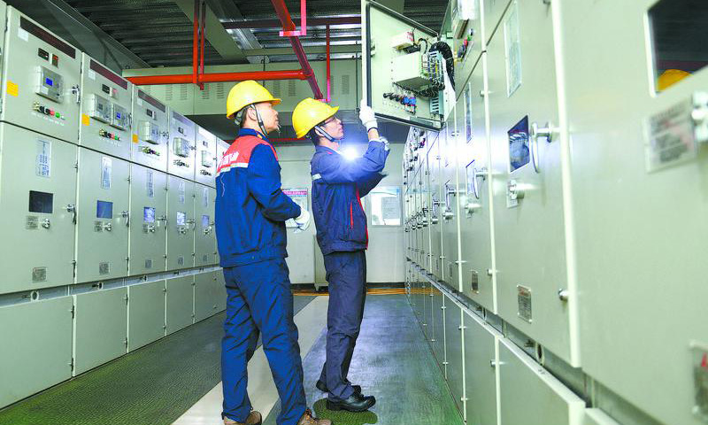 中國海油氣電集團中山嘉明加強運行設備監測力度，通過遠方參數監控與現場參數實測，雙管齊下，提升發電機組設備可靠性，保障廣東電力市場現貨運行階段供電穩定。圖為中山嘉明生產人員正在對真空泵設備測量振動，并進行聽音檢查。