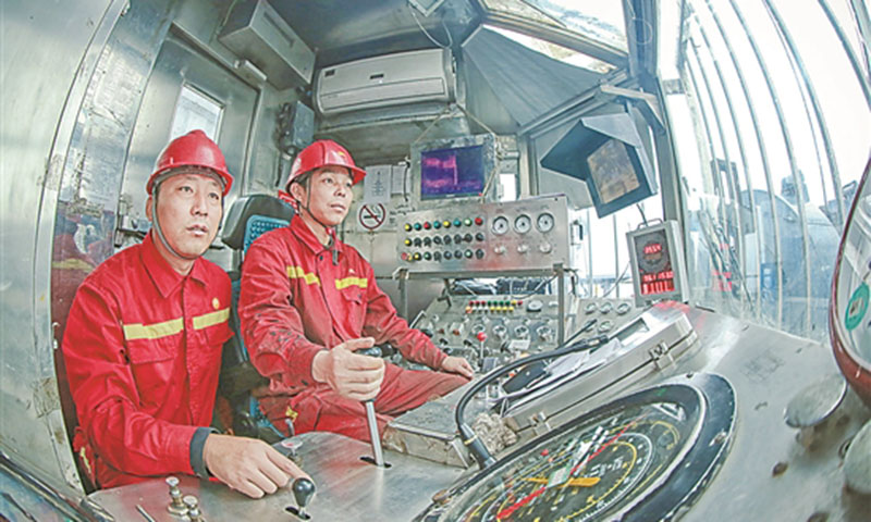 闖川渝，立標桿。大慶油田勘探事業部川渝勘探項目經理部按照“加快川渝”戰略部署,堅持“海陸并進、油氣并舉、常非并重”的勘探原則,形成4項創新性認識,有力指導勘探實踐,潼探1井、合深4井、營23H井、平安1井、合深5井……多領域的重大突破，堅定了川渝地區呈現“大場面、大發展”的信心。圖為鉆井隊司鉆精細操作，確保鉆井質量。