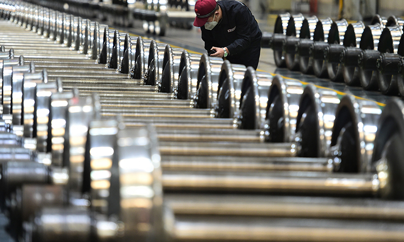 今年入冬以來，滄州分公司開展業務技能提升活動，優化人員配置，處理機車各類隱患故障，保障朔黃鐵路電煤運輸機車行車安全。圖為修車間工人進行車輛輪對檢修。（新華社記者 王民 攝）