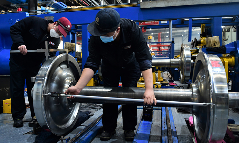 圖為檢修車間工人進行車輛輪對檢修。（新華社記者 王民 攝）