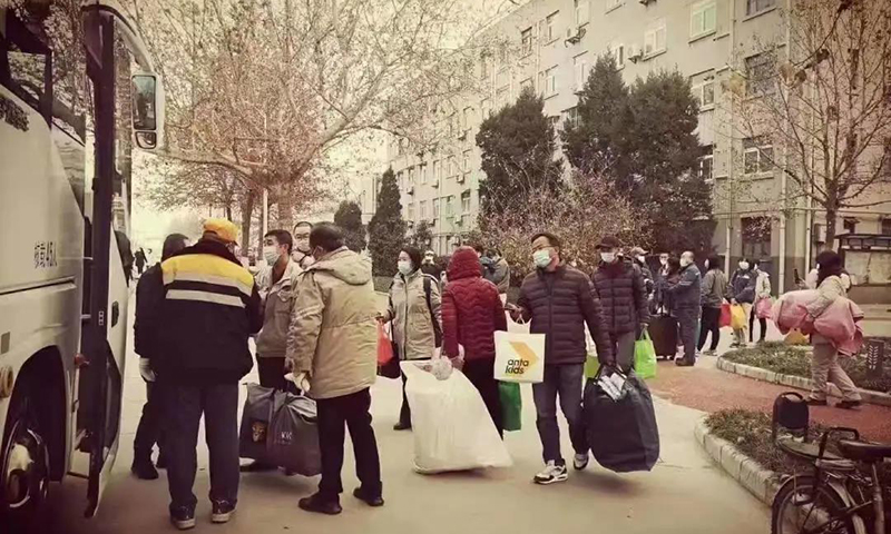 目前，中國大唐在陜42臺火電機組能開盡開，水電、風電、光伏全部在網運行，電煤庫存滿足保供要求，防疫物資儲備充足，5579人封閉在崗，535人備值備崗，安全生產、電熱保供形勢平穩，疫情防控保持“雙零”。圖為渭河熱電廠職工迅速集結，奔赴戰“疫”保供一線。