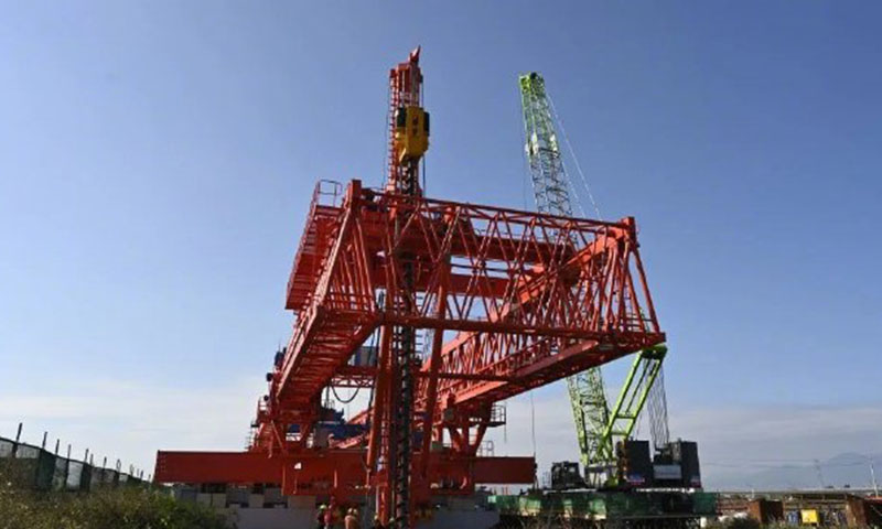 這臺(tái)設(shè)備由中鐵科工集團(tuán)聯(lián)合保利長(zhǎng)大研發(fā)，將實(shí)現(xiàn)橋梁建造完全裝配化施工，推動(dòng)世界橋梁建造工藝迎來重大變革。