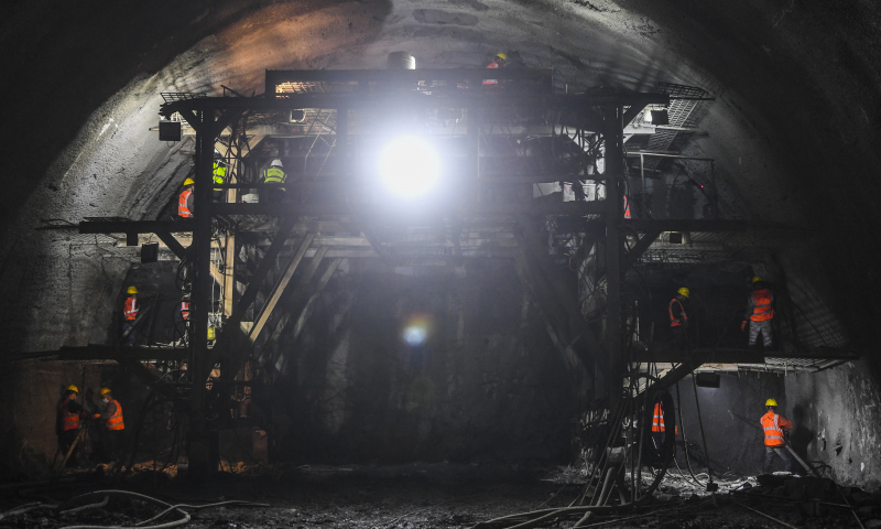 渝（重慶）昆（昆明）高鐵是全國鐵路“八縱八橫”之一京昆通道的組成部分，全長699公里。圖為2月9日，施工人員在中鐵十一局承建的渝昆高鐵川渝段縉云山隧道項目作業。（新華社記者 王全超 攝）