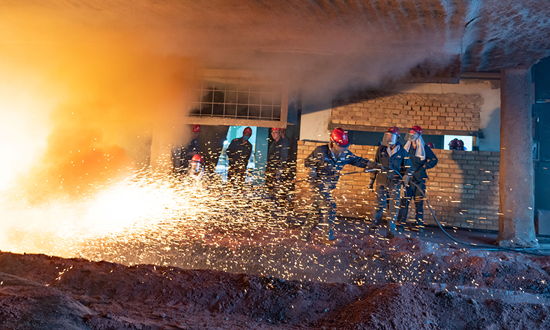 昆鋼新區(qū)二期項目主要建設(shè)項目為新建一座2500立方米高爐及配套設(shè)施，二期項目建成后，昆鋼新區(qū)整體將形成年產(chǎn)540萬噸鋼的產(chǎn)能規(guī)模，技術(shù)經(jīng)濟指標達國內(nèi)一流水平，整體帶動昆鋼綠色發(fā)展能力、智慧制造能力全面提升，引領(lǐng)和帶動云南鋼鐵行業(yè)高質(zhì)量發(fā)展。圖為鐵水從3號出鐵口噴涌而出。