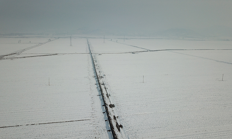 近日獲悉，橫跨陜、晉、冀三地的我國(guó)最長(zhǎng)煤層氣長(zhǎng)輸管道神木—安平煤層氣管道工程（簡(jiǎn)稱神安管道）陜西至山西段開(kāi)工建設(shè)，該段工程為神安管道最后一段。神安管道是國(guó)家《煤層氣（煤礦瓦斯）開(kāi)發(fā)利用“十三五”規(guī)劃》中所列重點(diǎn)建設(shè)項(xiàng)目，由中聯(lián)公司統(tǒng)籌建設(shè)。圖為風(fēng)雪中，神安管道全速施工。