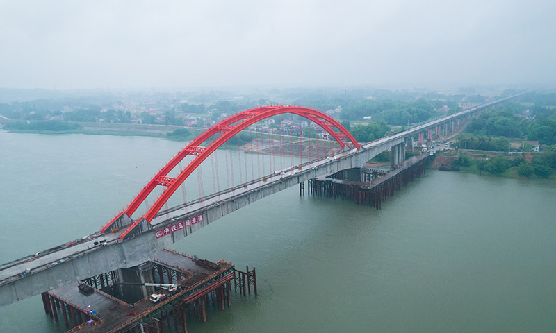 近日，由中鐵五局承建的常（德）益（陽(yáng)）長(zhǎng)（沙）鐵路控制性工程——資水特大橋建設(shè)竣工，為常益長(zhǎng)鐵路早日通車奠定基礎(chǔ)。圖為在湖南省益陽(yáng)市拍攝的常益長(zhǎng)鐵路資水特大橋（無(wú)人機(jī)照片）。
