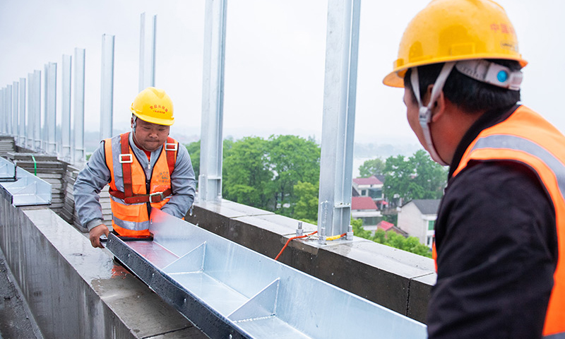 圖為在常益長(zhǎng)鐵路資水特大橋施工現(xiàn)場(chǎng)，工作人員在安裝聲屏障。