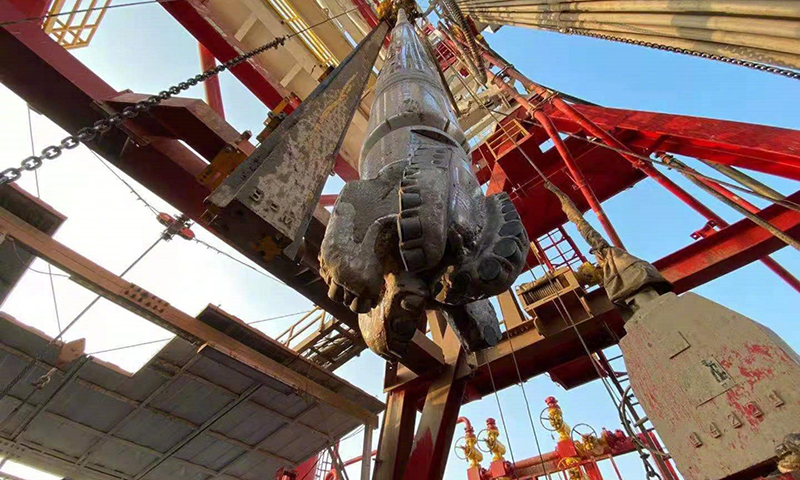 旋轉導向鉆井與隨鉆測井技術被譽為石油鉆井技術“皇冠上的明珠”，中國海油“璇璣”系統可以精準控制地下幾千米的鉆頭“瞄著”油層去，“聞著”油味鉆，甚至可以“遙控駕駛”鉆具在0.7米的薄油層中橫向或斜向穩定穿行1000米以上。