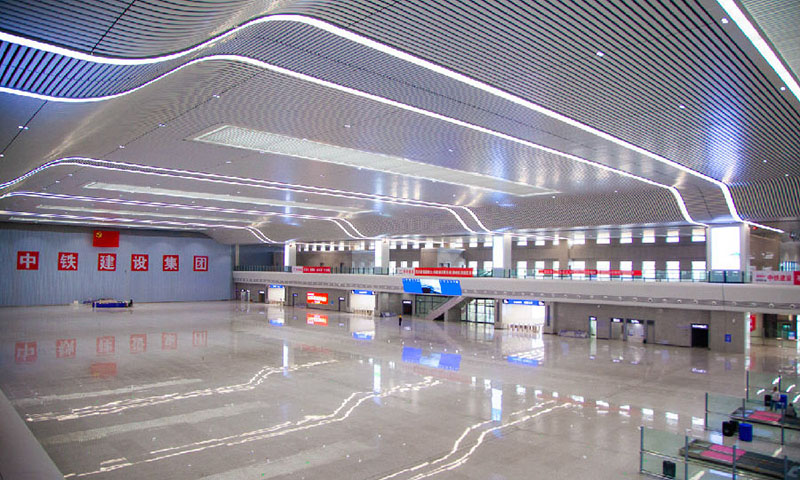 廬山站候車大廳吊頂曲線源自廬山獨(dú)有的云海奇觀，抽象出舒展飄逸的流線，使整個(gè)候車大廳吊頂在水的靈動(dòng)基礎(chǔ)上完美融入云的飄逸，并且大廳內(nèi)寓意九江九水之韻的9個(gè)天窗別具特色，分別與九江的贛江水、鄱水、余水、修水、淦水、盱水、蜀水、南水、彭水共“九水”相呼應(yīng)。圖為候車大廳全景。