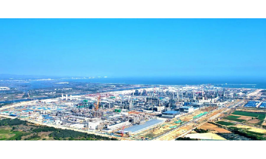 作為中國(guó)石油煉化業(yè)務(wù)轉(zhuǎn)型升級(jí)的戰(zhàn)略工程以及推動(dòng)粵東地區(qū)經(jīng)濟(jì)發(fā)展的重點(diǎn)工程，廣東石化煉化一體化項(xiàng)目很多生產(chǎn)裝置均達(dá)到大型、特大型經(jīng)濟(jì)規(guī)模，建設(shè)至今已創(chuàng)造眾多國(guó)內(nèi)、亞洲、乃至世界的紀(jì)錄。截至5月5日，中國(guó)石油一次性投資建設(shè)最大的煉化一體化項(xiàng)目——廣東石化煉化一體化項(xiàng)目建設(shè)總進(jìn)度已超96%，項(xiàng)目建設(shè)現(xiàn)場(chǎng)熱火朝天，工作人員正在全力沖刺。圖為項(xiàng)目全景。王進(jìn) 攝