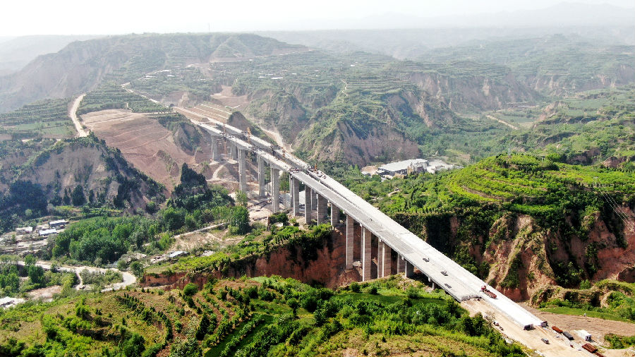 中鐵十七局集團施工團隊在連續(xù)梁施工中，強化安全質量管控，在混凝土澆筑、張拉壓漿、掛籃走行等關鍵工序重點盯控，加強線性監(jiān)控量測，合理配重加載，保證梁體懸臂平衡施工，最終實現(xiàn)盤南澗特大橋大跨連續(xù)梁順利合龍。