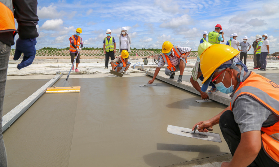 該項目的實施對提升當地基礎設施建設、增加當地就業率、促進旅游業發展和更好保護吳哥窟古跡等具有重要意義，預計于2023年10月投運。圖為機場跑道最后一倉混凝土澆筑后道面平整施工現場。