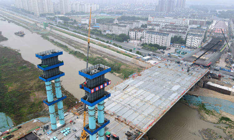 端午假期期間，在疫情防控不放松的前提下，引江濟(jì)淮工程江淮溝通段各項(xiàng)目建設(shè)工地施工人員堅(jiān)守崗位加緊施工，確保工程進(jìn)展順利。圖為6月3日，施工人員在中鐵四局引江濟(jì)淮工程江淮溝通段青龍橋項(xiàng)目現(xiàn)場(chǎng)作業(yè)。新華社記者 劉軍喜 攝