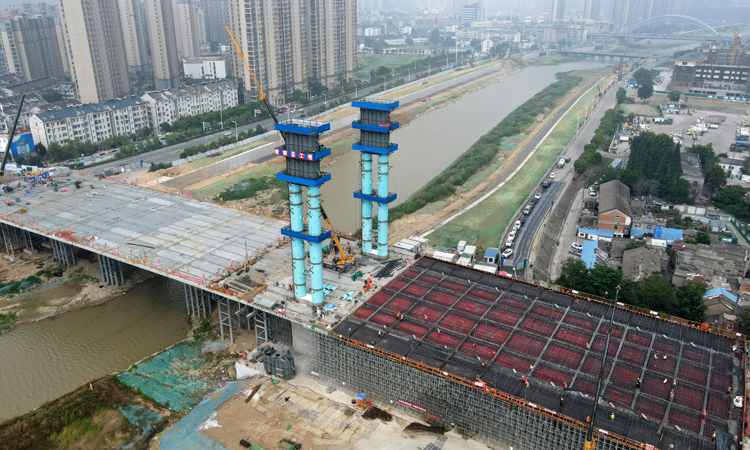 6月3日，施工人員在中鐵四局引江濟(jì)淮工程江淮溝通段青龍橋項(xiàng)目現(xiàn)場(chǎng)作業(yè)。新華社記者 劉軍喜 攝