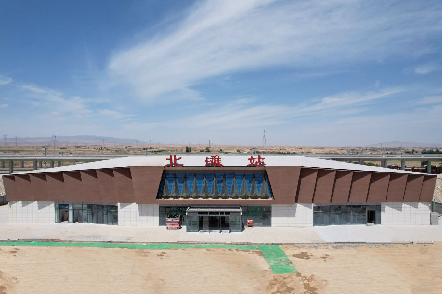 新建中衛至蘭州鐵路建設通車后，中衛至蘭州列車運行時間將由現在的5小時縮短至1小時，對推動沿線經濟發展和促進區域協調發展具有重要意義。圖為位于靖遠縣北灘鎮的北灘站。