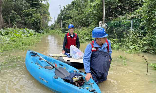 近日，廣東經歷了近10年最強的“龍舟水”，多地遭遇洪水侵擾，對電網設備造成影響。南方電網廣東電網公司在抗洪防汛一線全力抗災救災，組織一線人員重點加強防洪排澇設施和地質災害隱患點的巡查，做好設備設施隱患排查治理與流域安全的聯防聯控，全力以赴確保人民群眾生命財產安全，截至6月23日7時，受暴雨影響的146萬用戶里，仍有27萬戶在緊急搶修恢復中，廣東電網防風防汛Ⅰ級應急響應持續，清遠防風防汛Ⅰ級響應持續，韶關防風防汛Ⅱ級響應持續，累計出動人員23707人次，搶修車輛7749臺次，應急發電車95臺、應急發電機29臺。