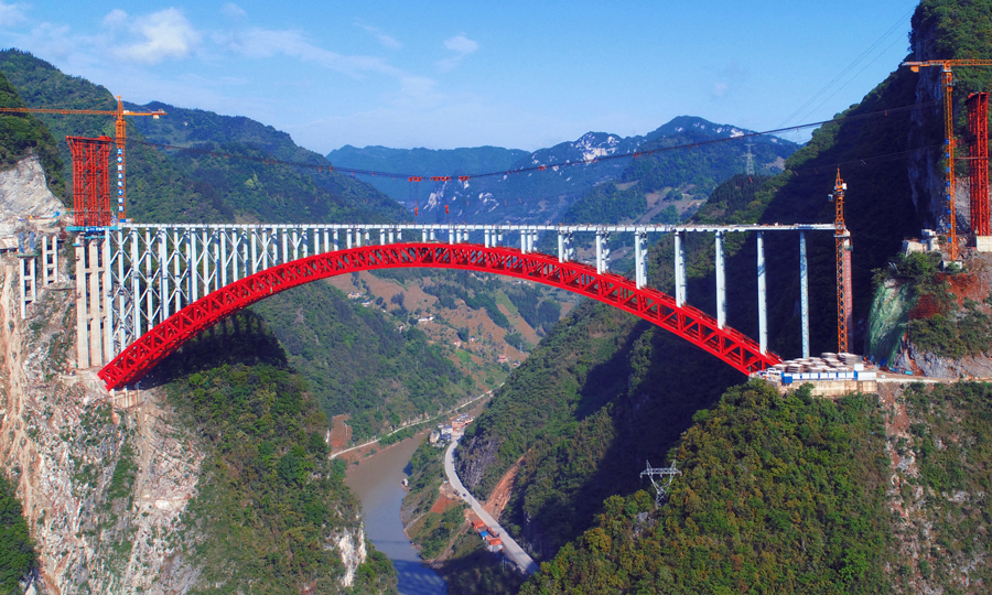 近日，隨著昭通岸左幅最后一片預應力混凝土T梁精準對位，由中國中鐵旗下中鐵工業參建的云南省在建橋梁施工難度最大項目——白水江特大橋全橋順利貫通，標志著宜昭高速公路全線貫通，為項目如期通車奠定扎實基礎。