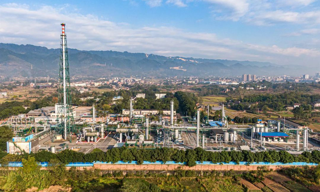 在天然氣生產(chǎn)和輸送環(huán)節(jié)，壓差變化是產(chǎn)生巨大噪聲和管道冰堵的“元兇”。西南油氣田聚焦天然氣余壓利用，攻克裝置“喘振”難題，實(shí)現(xiàn)了國內(nèi)首次利用天然氣壓差發(fā)電的技術(shù)突破，已在天然氣凈化廠等地建成兩個(gè)余壓發(fā)電試點(diǎn)項(xiàng)目，裝機(jī)規(guī)模1430千瓦，年發(fā)電量預(yù)計(jì)將達(dá)840萬千瓦時(shí)。