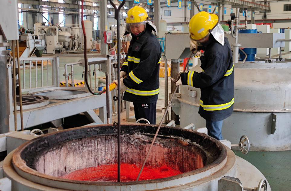 近日，中國(guó)航天科工航天精工貴州公司接到一核電緊固件緊急任務(wù)，熱處理是其中一項(xiàng)關(guān)鍵環(huán)節(jié)，為順利完成此次任務(wù)，熱處理中心成立了專(zhuān)項(xiàng)小組，專(zhuān)人負(fù)責(zé)全程跟蹤監(jiān)督，指派操作工和技術(shù)人員駐扎車(chē)間，全力完成生產(chǎn)任務(wù)，確保產(chǎn)品在兩天內(nèi)準(zhǔn)時(shí)交付到客戶(hù)手中。圖為熱處理工作人員在將產(chǎn)品出爐。