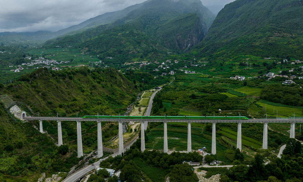 據介紹，中國中鐵旗下中鐵一局、五局、八局等單位參建的中緬國際大通道大（理）瑞（麗）鐵路大理至保山段即將開通運營，云南省保山市將結束不通火車的歷史。