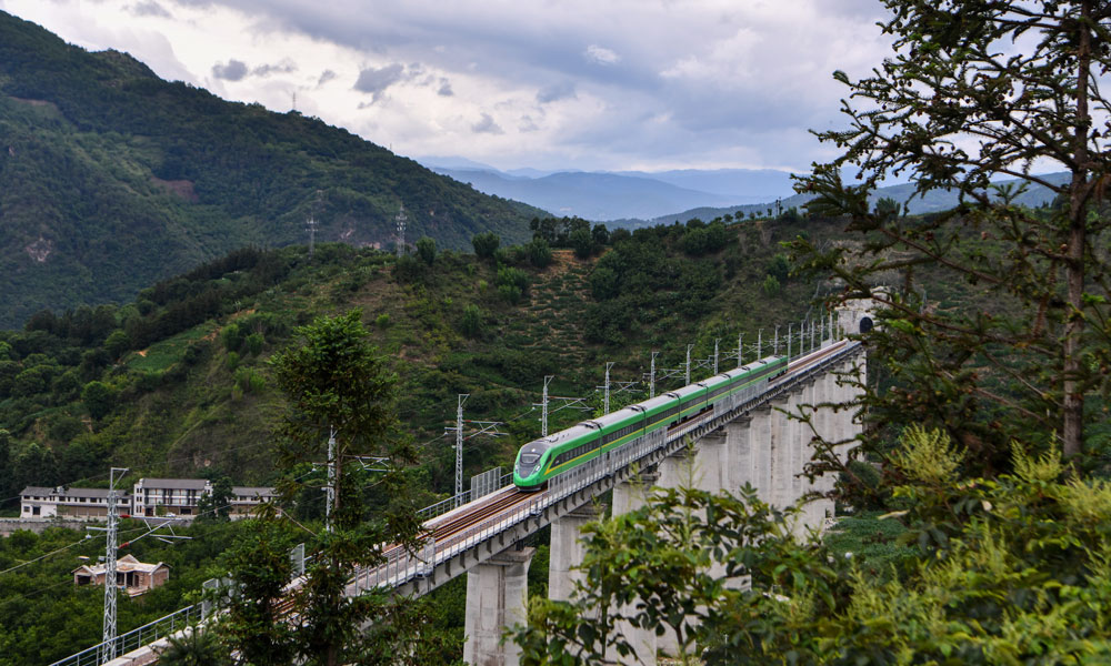 大瑞鐵路大保段開通運營后，將改變云南西南部的交通運輸格局，進一步凸顯云南面向東南亞、南亞開放的橋梁和紐帶作用，對促進沿線地區經濟社會發展，推動我國與東南亞、南亞國家的交流與合作，將產生重大的影響。