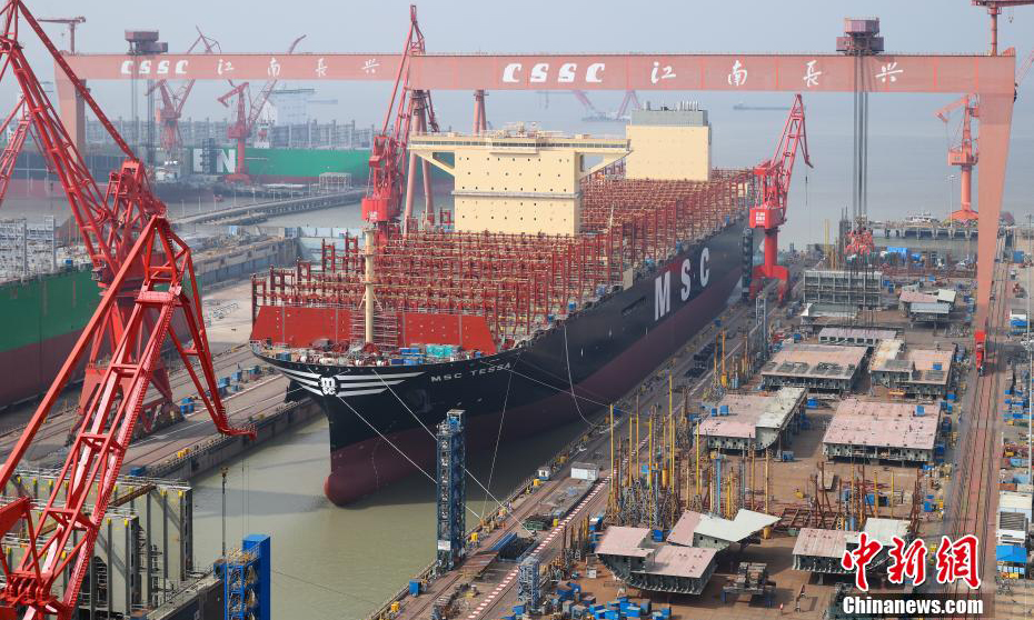 8月1日，中國船舶集團旗下滬東中華造船(集團)有限公司為地中海航運公司(MSC)建造的24116TEU超大型集裝箱船在長興造船基地順利出塢。這是迄今為止全球建造的首艘最大裝箱量集裝箱船，也是繼今年6月22日完工交付中國首艘全球最大24000TEU超大型集裝箱船，滬東中華在全球頂級超大型集裝箱船建造領域創下的又一項新紀錄，標志著世界超大型集裝箱船建造進入中國船舶引領的新紀元。圖為24116TEU超大型集裝箱船在長興造船基地順利出塢。 張黎 攝