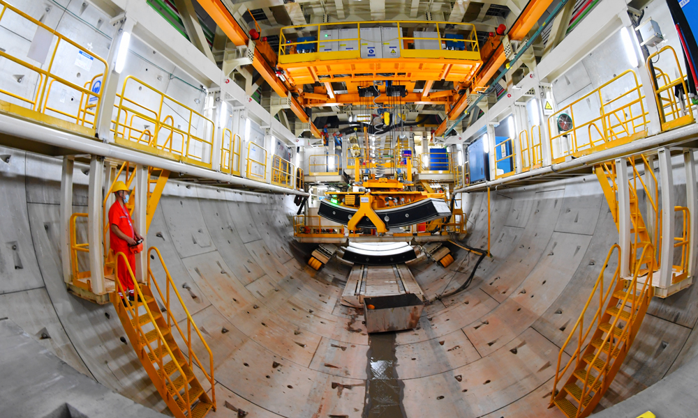 深江鐵路新建正線總長116.1公里，設計時速250公里，建設工期為5年半。圖為智能遙控運輸系統在吊運隧道管片。