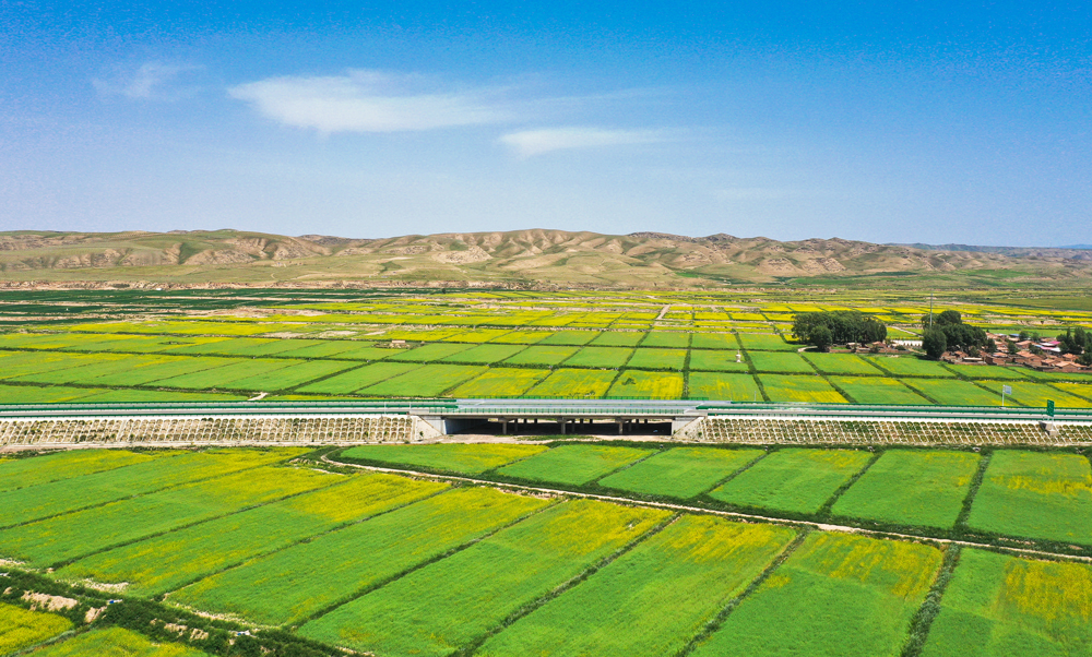 為切實(shí)發(fā)揮交通對(duì)貨運(yùn)物流保暢作用，今年以來(lái)，中國(guó)鐵建所屬中國(guó)鐵建投資集團(tuán)運(yùn)營(yíng)的張掖至扁都口高速公路堅(jiān)持“穩(wěn)增長(zhǎng)、高質(zhì)量”工作主線，為甘肅、青海兩省各類生產(chǎn)要素、防疫要素有序流通貢獻(xiàn)鐵建力量。圖為張扁高速主線航拍。趙森 攝