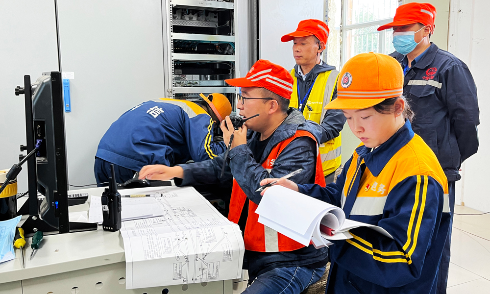 9月6日，中國中鐵旗下中鐵電氣化局承建的蘭新鐵路許三灣站計算機聯鎖設備更新工程提前30分鐘開通，這也是繼梧桐泉站后，中鐵電氣化局今年完成的蘭新線第二個信號專業計算機聯鎖改造工程。圖為控制臺進行列車排路實驗。