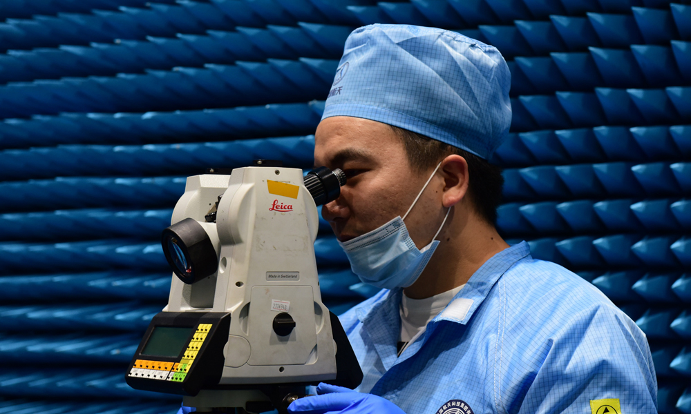 近日，在西昌衛(wèi)星發(fā)射中心，距上一次衛(wèi)星成功發(fā)射不久，八院試驗(yàn)隊(duì)便立即投入到下一發(fā)衛(wèi)星的發(fā)射任務(wù)中。即使周期縮減了15%以上，所有的工作都得往前趕，試驗(yàn)隊(duì)隊(duì)員依然干勁十足。裝機(jī)、轉(zhuǎn)運(yùn)、精測、建立測試狀態(tài)……試驗(yàn)隊(duì)連續(xù)奮戰(zhàn)24小時(shí)，完成工作任務(wù)。為了更加高效地開展電測試工作，隊(duì)員錯(cuò)峰休息，既保障了精神狀態(tài)，也提高了測試效率。