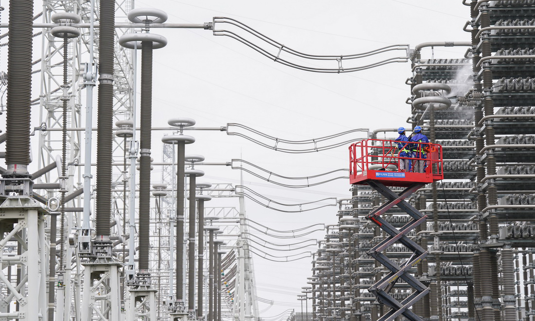 10月9日，昌吉-古泉±1100千伏特高壓直流輸電線路的受端站——安徽宣城古泉換流站完成“體檢”。連日來，國網(wǎng)安徽電力的700多名電力檢修人員對古泉換流站進(jìn)行集中檢修，有序完成39個(gè)作業(yè)面共計(jì)5200余項(xiàng)工作，為電網(wǎng)的安全穩(wěn)定運(yùn)行打下堅(jiān)實(shí)基礎(chǔ)。