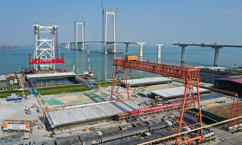 10月8日，深中通道中山智慧梁場(chǎng)的第155片60米混凝土箱梁完成預(yù)制。新華社記者 劉大偉 攝