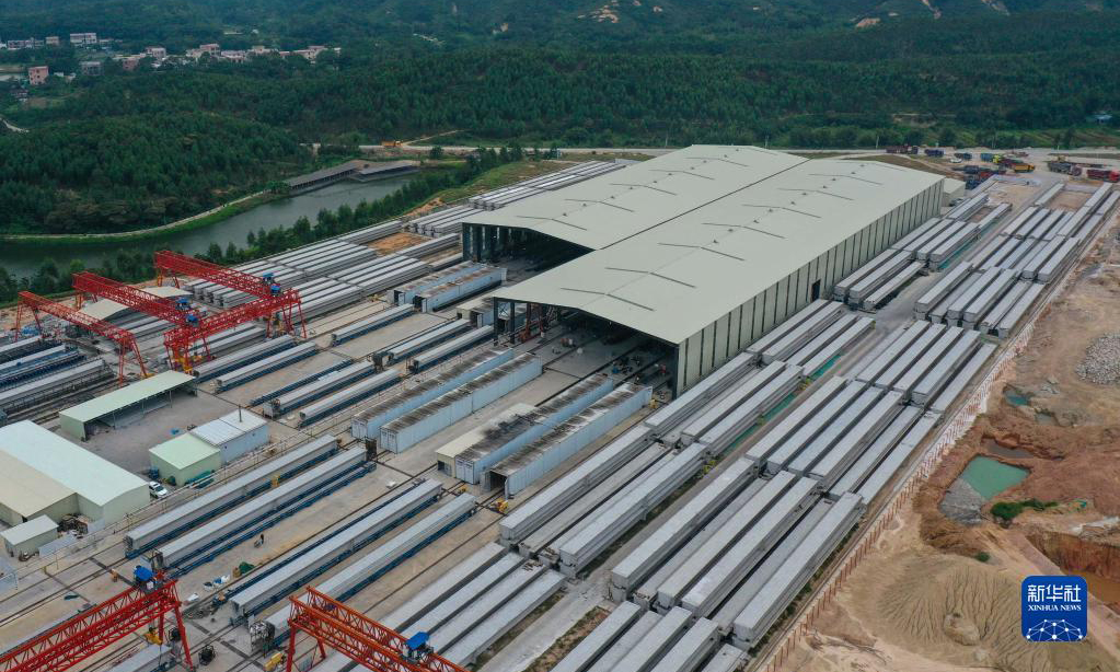 10月18日，由中鐵十一局承建的黃茅海跨海通道臺山段預(yù)制箱梁生產(chǎn)突破1000片。黃茅海跨海通道智慧梁場運用智能化技術(shù)設(shè)計，使生產(chǎn)區(qū)占地面積由2.8萬平方米降低到1萬平方米，單片梁生產(chǎn)時間由原來的8天縮減至3.2天。該梁場預(yù)制箱梁任務(wù)共2552片，是黃茅海跨海通道項目全線最大的預(yù)制箱梁生產(chǎn)區(qū)。圖為中鐵十一局黃茅海跨海通道智慧梁場。新華社記者 劉大偉 攝