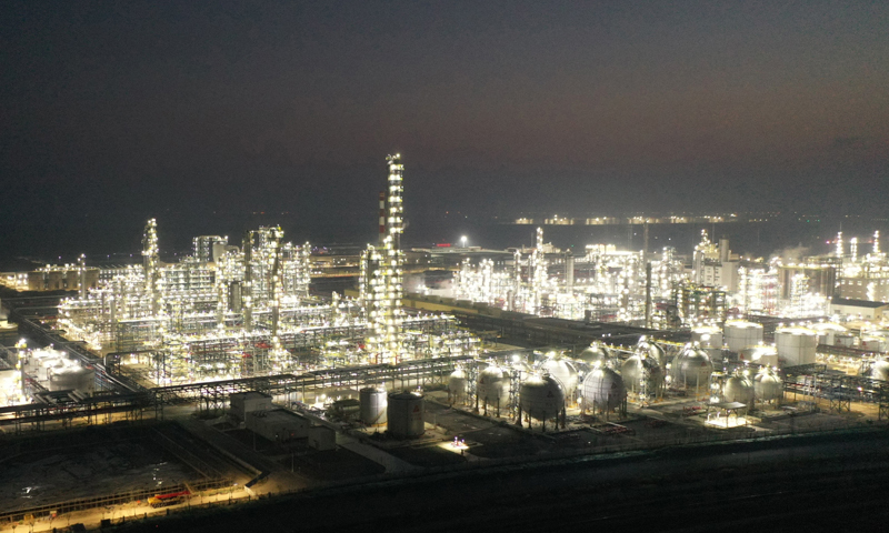 10月19日晚拍攝的天津市濱海新區(qū)南港工業(yè)區(qū)景象（無人機(jī)照片）。新華社記者 趙子碩 攝