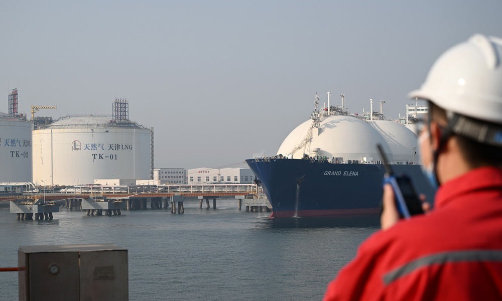 10月21日，卸船經理在中國石化天津LNG接收站碼頭指揮船舶作業。新華社記者 趙子碩 攝