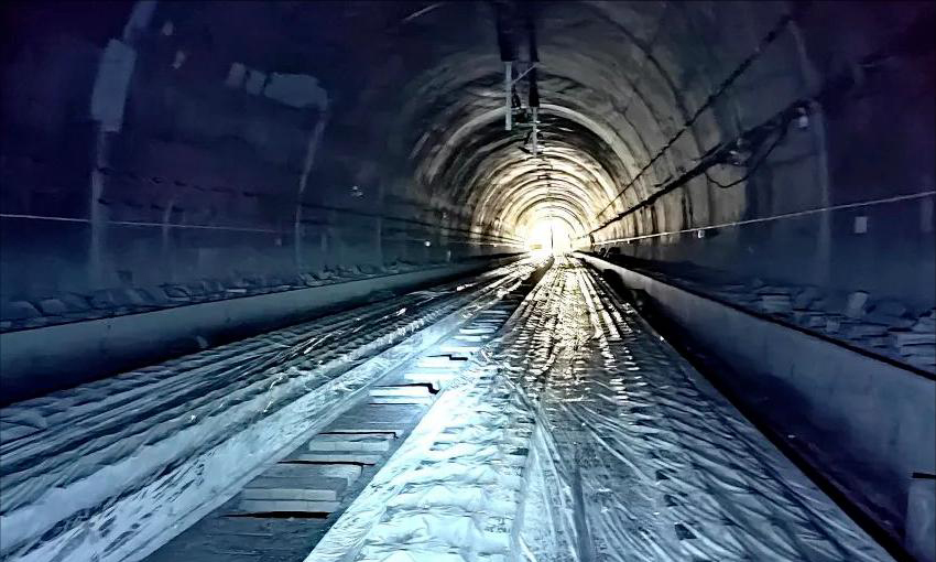 目前，成昆鐵路復(fù)線已進(jìn)入最后沖刺階段，預(yù)計(jì)今年底實(shí)現(xiàn)全線貫通。建成通車后，將穿行大小涼山腹地、攀西地區(qū)，在川滇間架起新的鋼鐵通道，密切我國西部地區(qū)與東南亞地區(qū)的互聯(lián)互通。屆時(shí)，新老成昆線將客貨分離，時(shí)速80公里的老成昆線以貨運(yùn)為主，時(shí)速160公里的新成昆線以客運(yùn)為主，有利于疏解既有成昆鐵路運(yùn)輸壓力、增運(yùn)增收，也將帶動沿線地方經(jīng)濟(jì)發(fā)展，實(shí)現(xiàn)鄉(xiāng)村振興。圖為成昆項(xiàng)目隧道內(nèi)的無砟道床。