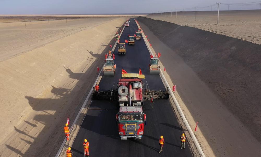 10月29日，隨著最后一車瀝青混合料鋪設完成，中國中鐵旗下中鐵五局參與投資建設的青海格爾木至茫崖公路擴建工程瀝青路面全線貫通，為年底全線通車奠定了堅實基礎。