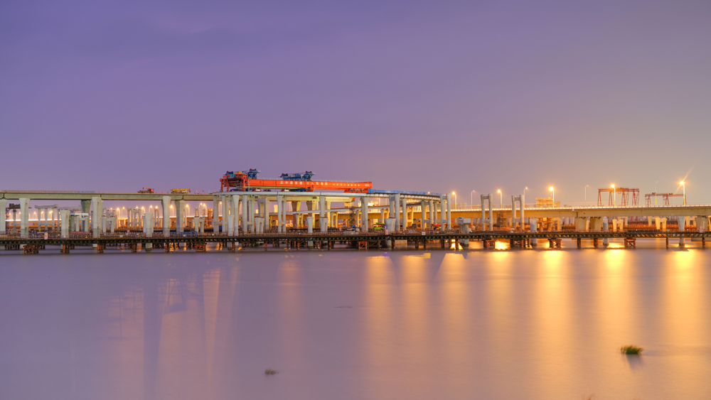 11月3日凌晨，由中國鐵建所屬中鐵十六局負責架梁施工的亞洲最大海上互通主線橋——杭甬高速復線寧波一期工程濱?；ネㄖ骶€橋成功上跨甬舟高速金塘大橋。圖為“越海號”架橋機架梁施工現場。